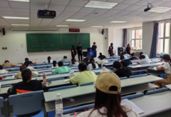 玩命的中学快乐的大学的阶段性异化折射出教育生态的深层矛盾