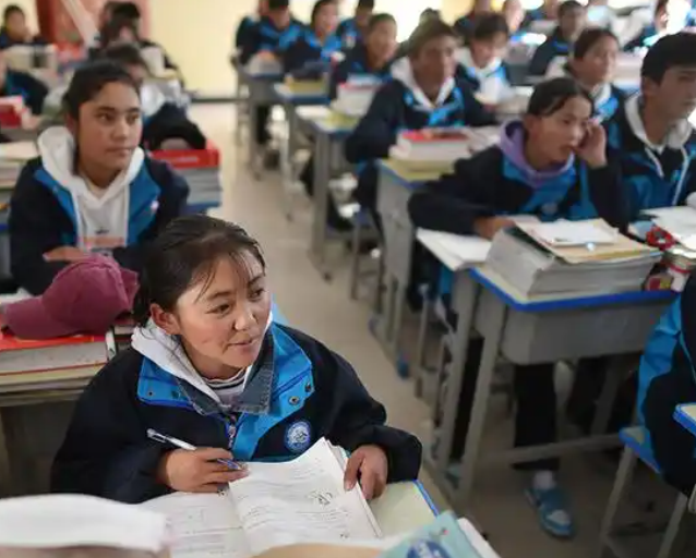 学子的身影正以理想为帆以知识为桨汇入