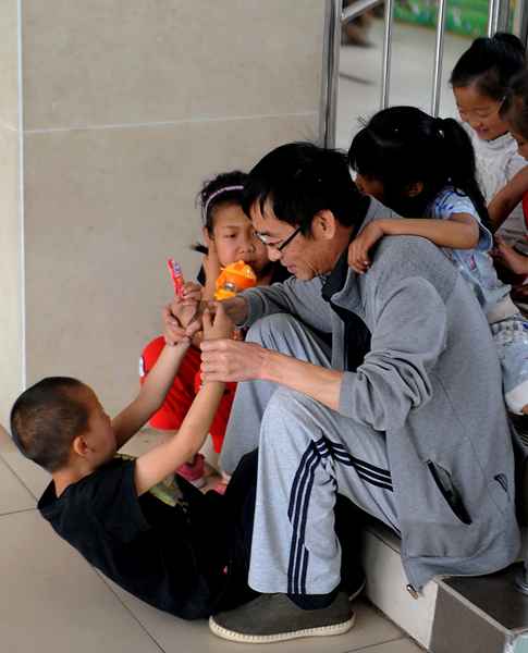 临汾红丝带学校的艾滋患儿吃上了一种新药，不用再每天吃一把